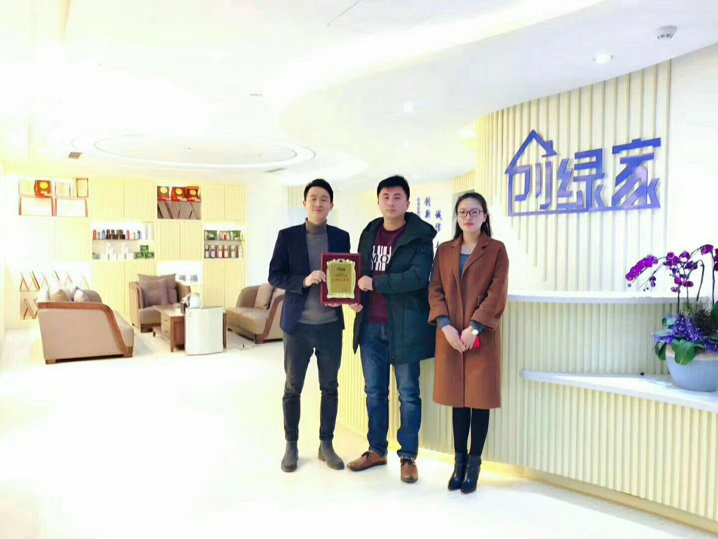熱烈祝賀丁總夫婦簽約創(chuàng)綠家江蘇省縣級市代理！